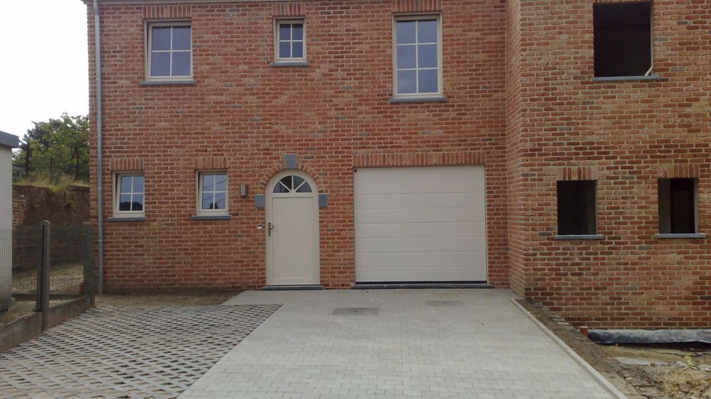 Châssis et portes avec porte d'entrée assortie