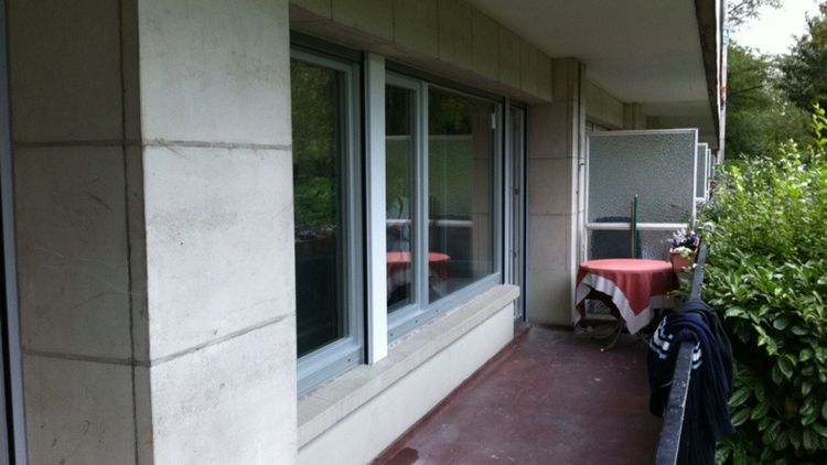 Châssis et portes avec porte d'entrée assortie