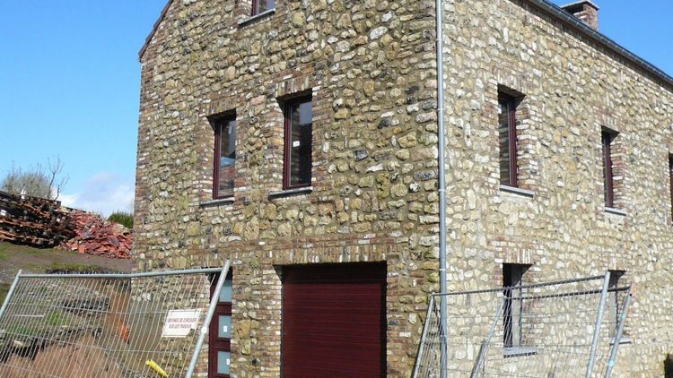 Châssis et portes avec porte d'entrée assortie